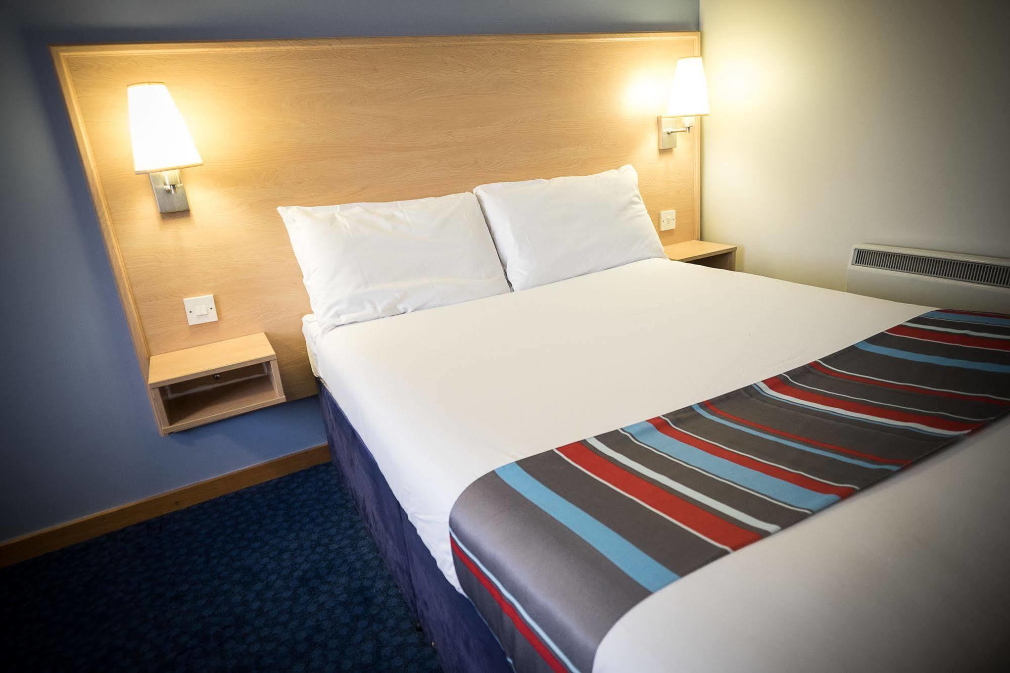 Travelodge Вотерфорд Екстер'єр фото